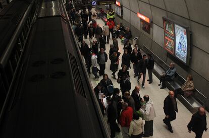 Las primeras horas de la huelga convocado por los sindicatos del Metro en Bilbao se est desarrollando sin incidentes y con aglomeraciones en algunas estaciones.