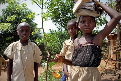 Tres menores deambulan junto a un proyecto de cría de cerdos en el distrito deprimido de Kanyosha, en la ciudad de Bujumbura, capital de Burundi. El programa apoyado por Unicef prevé la reinserción en la sociedad de mujeres en situaciones de vulnerabilidad. El 50% de la población en este pequeño país de Los Grandes Lagos es menor de edad.