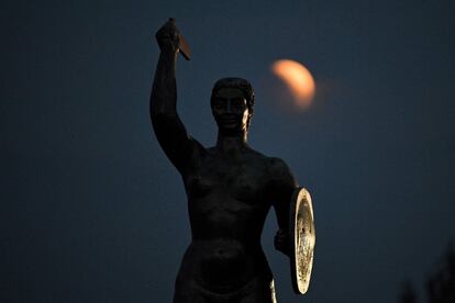 Una vista del eclipse lunar en su fase inicial en Varsovia, Polonia.