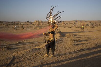 Una participante del festival ataviada con un tocado de plumas.