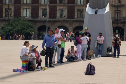 Las autoridades han mandado una alerta general a la población para que se cuide de la ola de calor que azota al país y que esta semana amenaza con provocar temperaturas de más de 45 grados en 22 Estados. En la imagen, un grupo de personas se resguarda del sol en la sombra que genera el asta de la bandera de México, en el Zócalo de la capital.