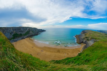 Vista de la playa de Antuerta, pueblo de Ajo, municipio de Bareyo, costa de Trasmiera, Cantabria.  