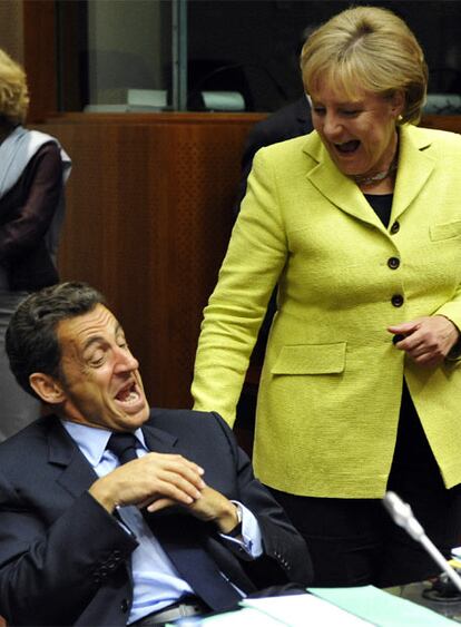 Angela Merkel charla con Nicolas Sarkozy durante la cumbre.