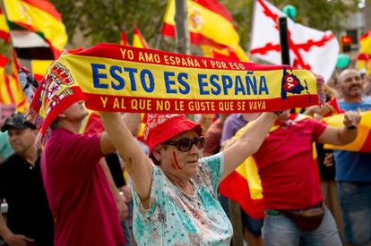 Manifestación a favor de la unidad de España por las calles de Barcelona.