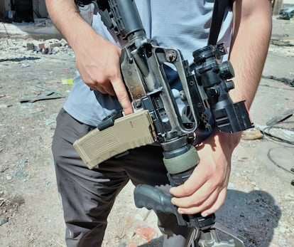 Un miliciano con su rifle, tras la retirada de las tropas israelíes de Fara´a.