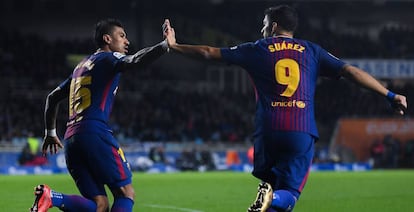 Suárez i Paulinho celebren el primer gol del Barça.