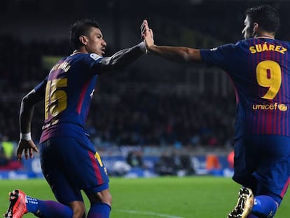 Suárez i Paulinho celebren el primer gol del Barça.