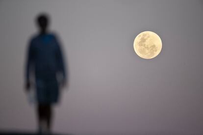 La lluna plena a Sidney, abans de l'eclipsi lunar.