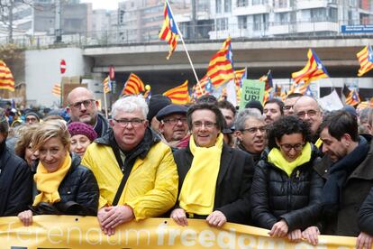 Carles Puigdemont amb Marta Rovira i Agustí Alcoberro a la capçalera de la manifestació.