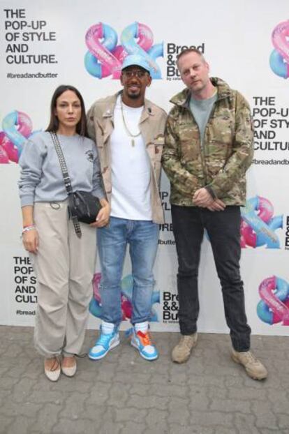 El matrimonio creativo respaldando al futbolista Jérôme Boateng durante el festival Bread and Butter by Zalando.