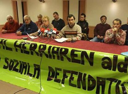 Representantes de la izquierda <i>abertzale</i> en BBK y Kutxa, durante su cita de ayer con los medios informativos en San Sebastián.