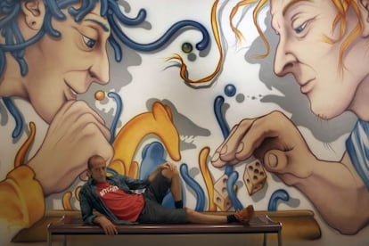 Werens, davant un dels dibuixos de l'exposició.