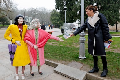 La candidata de Sumar Galicia a la presidencia de la Xunta, Marta Lois, bromea entregando propaganda electoral en la popular escultura de Las dos Marías, el 6 de febrero en Santiago de Compostela. 