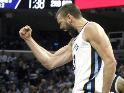 Marc Gasol celebra una canasta.