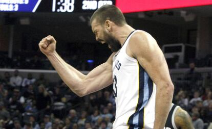 Marc Gasol celebra una canasta.