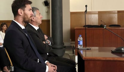 Leo Messi y su padre, Jorge Horacio Messi, en la Audiencia de Barcelona.