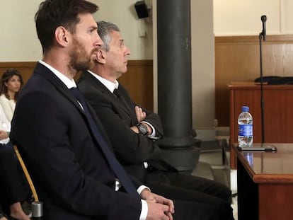 Leo Messi y su padre, Jorge Horacio Messi, en la Audiencia de Barcelona.