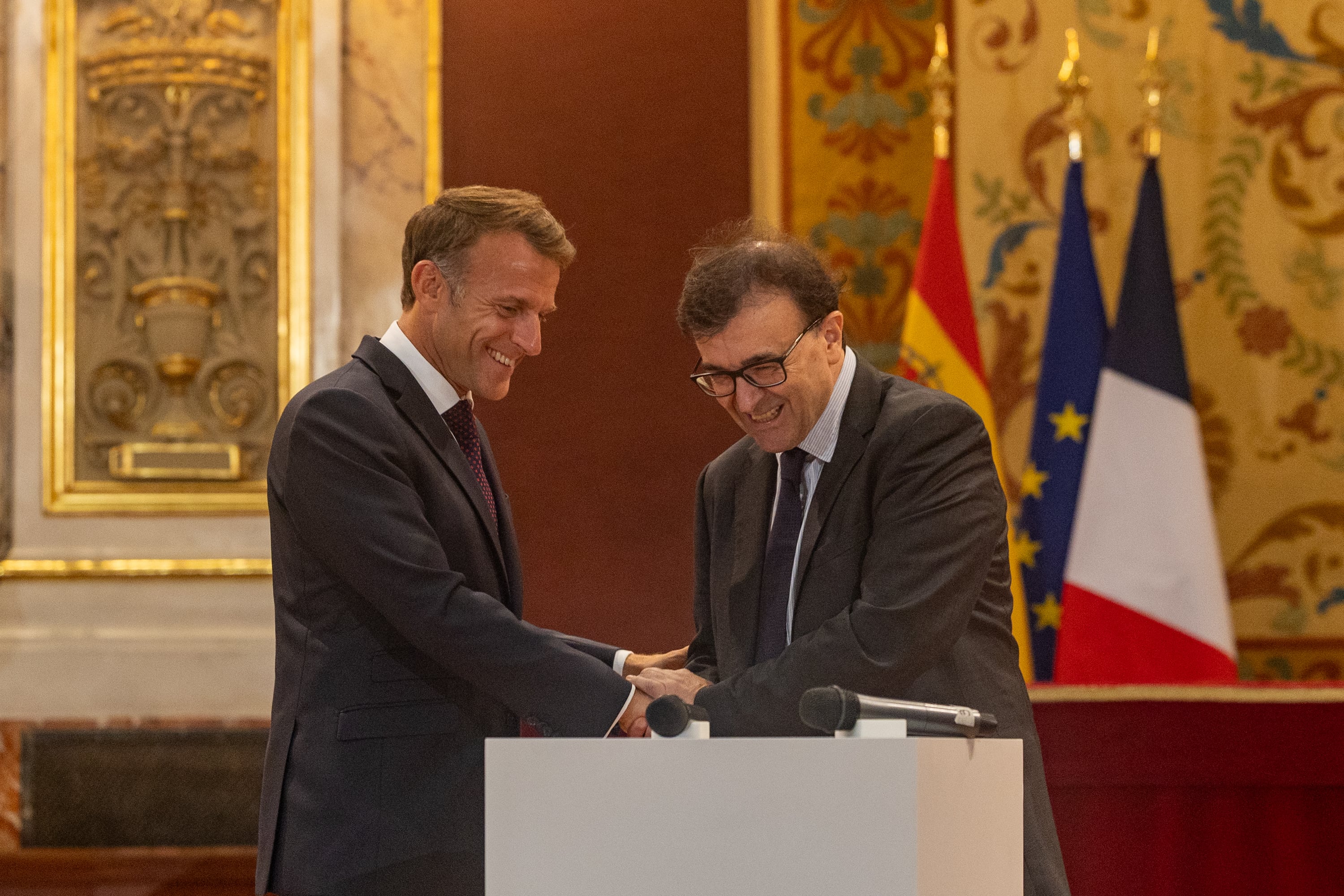 Pedro Almodóvar y Javier Cercas, oficial y caballero de la Legión de Honor francesa