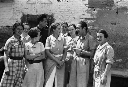 El cirujano catalán González Aguiló (primera fila) con enfermeras del Spanish Medical Aid Committee (SMAC), el 28 de abril de 1937, en la localidad oscense de Poleñino.