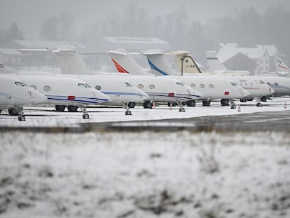 Los aviones privados estacionados en el aeropuerto de Dubendorf, en Suiza, durante la cumbre de Davos celebrada en enero de este año.