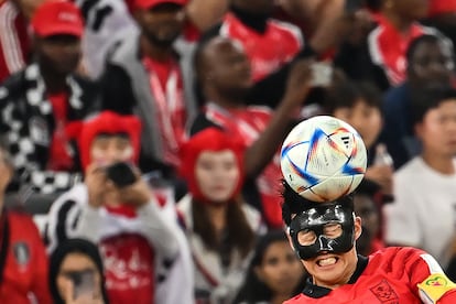 El mediocentro Son Heung-min cabecea el balón durante el partido frente a Portugal. 