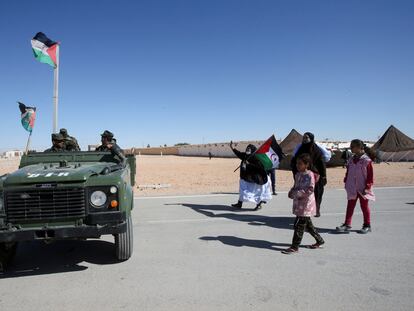 Refugiados saharauis de un campamento en Tinduf (Argelia) saludan a los miembros de una patrulla del Polisario.