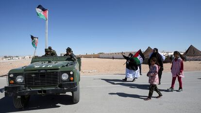 Refugiados saharauis de un campamento en Tinduf (Argelia) saludan a los miembros de una patrulla del Polisario, en una fotografía del 15 de enero.