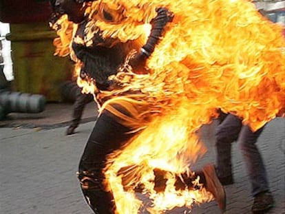 Mujer belga protesta a lo bonzo