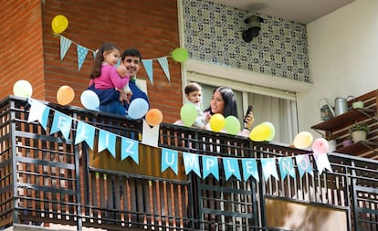La familia del pequeño Manuel Núñez saluda desde la terraza la llegada de la Policía Municipal de Sevilla (31/03/2020).
