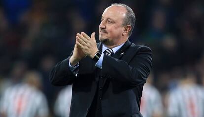 Rafa Benítez aplaude a la grada en un partido de la pasada temporada en Burnley.