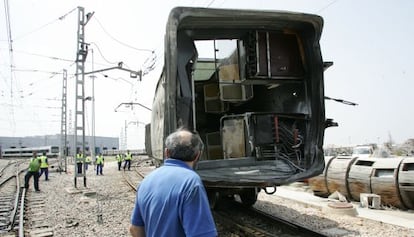 Traslado de uno de los vagones siniestrados tras el accidente.