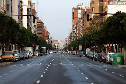 La avenida del Puerto en Valencia sin tráfico, este jueves a primera hora.