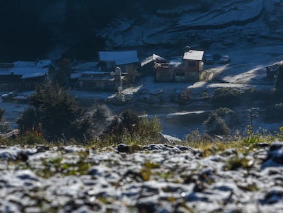 Houses in the town of La Joya, on the slopes of the Nevado de Toluca (State of Mexico) blanketed by snow on Monday.