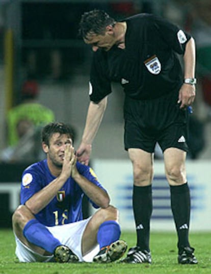 El árbitro ruso, Ivanov, reconforta a Cassano, desconsolado tras saber que su gol no servía de nada