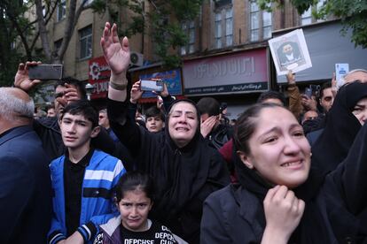 Iraníes lloran durante una procesión fúnebre por el fallecido presidente Ebrahim Raisí y sus asistentes en Tabriz, este martes.