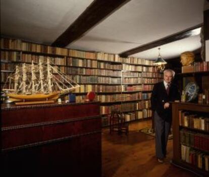 Julio Caro Baroja en la biblioteca de su casa de Vera de Bidasoa.