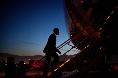 Barack Obama sube al Air Force One, en una foto de archivo de la Casa Blanca.