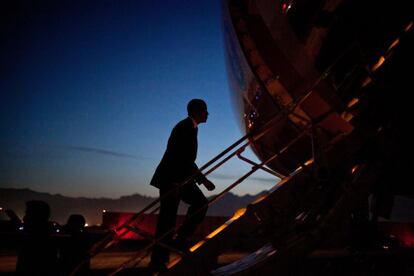 Barack Obama sube al Air Force One, en una foto de archivo de la Casa Blanca. 