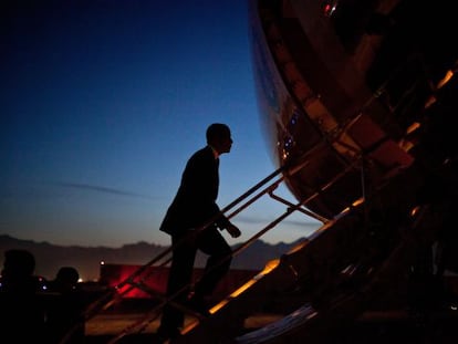 Barack Obama sube al Air Force One, en una foto de archivo de la Casa Blanca. 