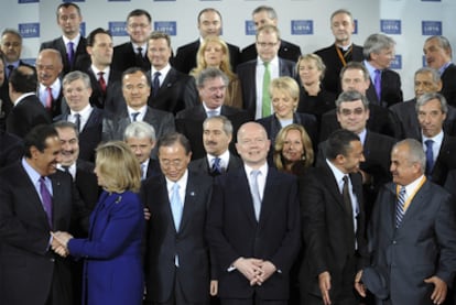 El ministro de Exteriores británico, William Hague (tercero por la derecha, en primera fila), rodeado por los participantes en la reunión en Londres sobre la intervención en Libia.