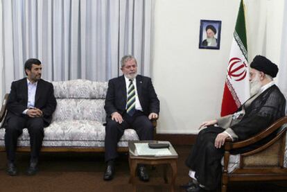 De izquierda a derecha, Mahmud Ahmadineyad, Lula da Silva y el ayatolá Alí Jamenei.