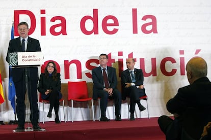 Puig, de pie, en el acto para celebrar la Constituci&oacute;n celebrado en Alicante.