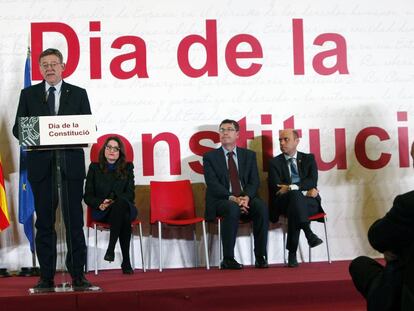 Puig, de pie, en el acto para celebrar la Constituci&oacute;n celebrado en Alicante.