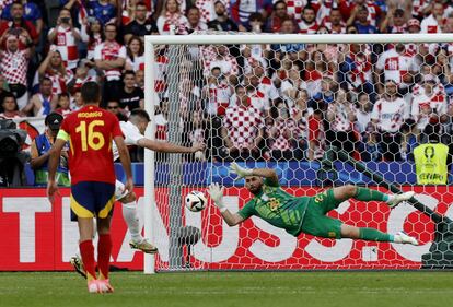 Unai Simón, portero de España, para el penalti lanzado por el croata Bruno Petkovic.