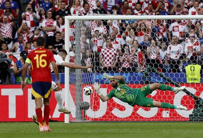 Unai Simón, portero de España, para el penalti lanzado por el croata Bruno Petkovic. 