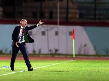 Alcaraz dirige el año pasado un partido de la selección de Argelia.