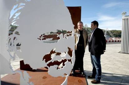 Alex Azkuna, hijo del exalcalde de Bilbao, y el escultor Juanjo Novella junto a la escultura.