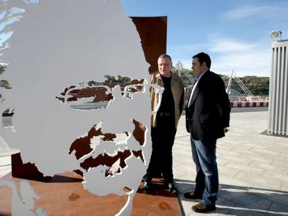Alex Azkuna, hijo del exalcalde de Bilbao, y el escultor Juanjo Novella junto a la escultura.