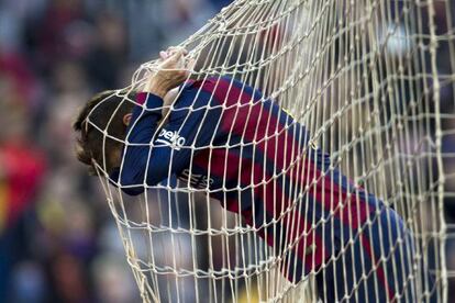 Piqu&eacute; se lamenta tras una ocasi&oacute;n fallida durante el partido frente al M&aacute;laga.