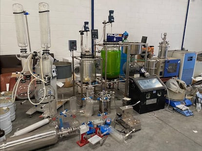 Material intervenido en 2024 en un laboratorio de droga sintética en Morón de la Frontera (Sevilla), valorado en 500.000 euros.